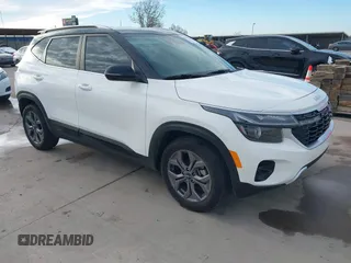 2024 Kia Seltos S z VIN KNDEU2AA5R7635085, wystawiony jako IAAI lot #41376434 z przebiegiem 9 031 mil mil oraz . Historia ofert i sprzedaży dostępna na DreamBid. Obrazek 1.