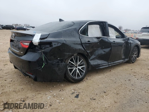 2022 Toyota Camry SE with VIN 4T1G11AK4NU621285, listed as a Copart auction lot 42972115 with 51,541 mi miles and Salvage Title. Bid and sale history available at carsss.com. Image 3.