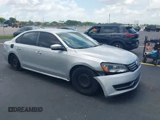 2014 Volkswagen Passat S z VIN 1VWAS7A38EC028292, wystawiony jako IAAI lot #42357817 z przebiegiem 151 695 mil mil oraz . Historia ofert i sprzedaży dostępna na DreamBid. Obrazek 1.