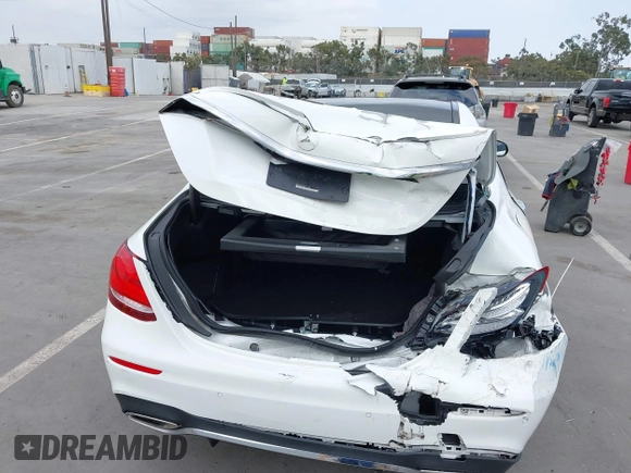 2019 Mercedes-Benz E 300 z VIN WDDZF4JB9KA611936, wystawiony jako IAAI lot #42101144 z przebiegiem 82 805 mil mil oraz . Historia ofert i sprzedaży dostępna na DreamBid. Obrazek 16.