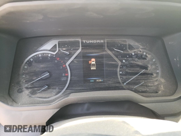 2022 Toyota Tundra SR z VIN 5TFKB5AA3NX013623, wystawiony jako Copart lot #56168634 z przebiegiem 3 038 mil mil oraz Szkoda całkowita • Salvage title. Historia ofert i sprzedaży dostępna na DreamBid. Obrazek 9.