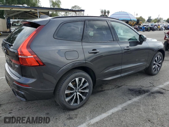 2025 Volvo XC60 Core z VIN YV4M12RJ9S1053702, wystawiony jako Copart lot #51468455 z przebiegiem Nie podano mil oraz Szkoda całkowita • Salvage title. Historia ofert i sprzedaży dostępna na DreamBid. Obrazek 3.