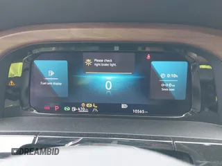 2025 Volkswagen Atlas SE z VIN 1V2HR2CA8SC531486, wystawiony jako IAAI lot #42508906 z przebiegiem 10 565 mil mil oraz . Historia ofert i sprzedaży dostępna na DreamBid. Obrazek 7.
