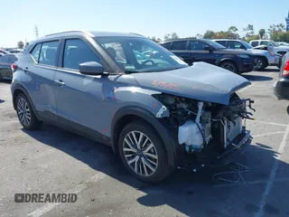 2024 Nissan Kicks SV z VIN 3N1CP5CV5RL559074, wystawiony jako IAAI lot #42205279 z przebiegiem 5 072 mil mil oraz . Historia ofert i sprzedaży dostępna na DreamBid. Obrazek 1.