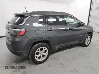 2024 Jeep Compass Latitude z VIN 3C4NJDBN5RT173984, wystawiony jako Copart lot #54627585 z przebiegiem 19 427 mil mil oraz Czysty tytuł • Clean title. Historia ofert i sprzedaży dostępna na DreamBid. Obrazek 3.