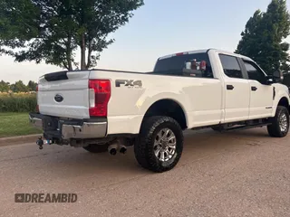 2018 Ford F-250 XL z VIN 1FT7W2BT3JEC63202, wystawiony jako Copart lot #61693645 z przebiegiem 250 139 mil mil oraz Czysty tytuł • Clean title. Historia ofert i sprzedaży dostępna na DreamBid. Obrazek 4.