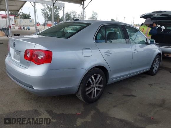 2005 Volkswagen Jetta z VIN 3VWDG71K15M636420, wystawiony jako IAAI lot #42243372 z przebiegiem 171 084 mil mil oraz . Historia ofert i sprzedaży dostępna na DreamBid. Obrazek 4.