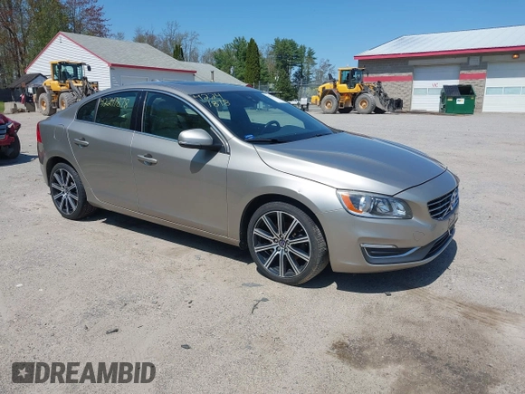 2015 Volvo S60 T5 Drive-E Premier z VIN YV126MFB8F2302747, wystawiony jako IAAI lot #42247878 z przebiegiem 95 591 mil mil oraz . Historia ofert i sprzedaży dostępna na DreamBid. Obrazek 1.