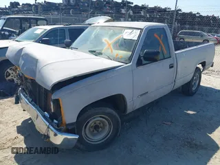 1988 Chevrolet Silverado 2500 z VIN 1GCFC24H4JZ186099, wystawiony jako IAAI lot #42067699 z przebiegiem 174 023 mil mil oraz . Historia ofert i sprzedaży dostępna na DreamBid. Obrazek 2.