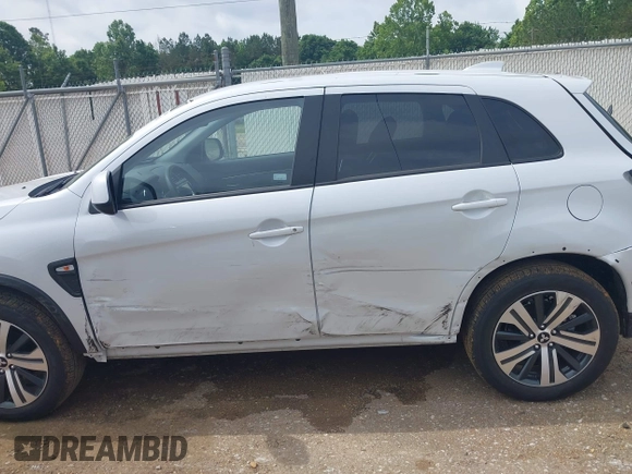 2024 Mitsubishi Outlander S z VIN JA4ARUAU8RU026106, wystawiony jako IAAI lot #42261854 z przebiegiem 5 439 mil mil oraz . Historia ofert i sprzedaży dostępna na DreamBid. Obrazek 6.