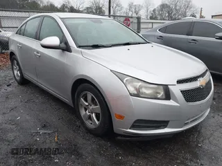 2014 Chevrolet Cruze 1LT z VIN 1G1PC5SB7E7135808, wystawiony jako IAAI lot #41562958 z przebiegiem 144 061 mil mil oraz . Historia ofert i sprzedaży dostępna na DreamBid. Obrazek 1.