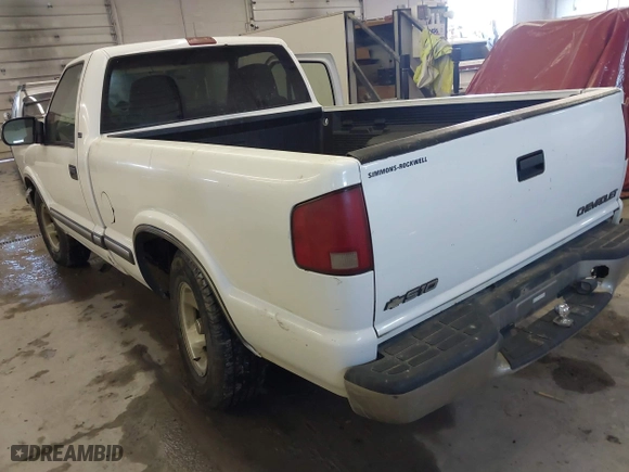 2000 Chevrolet S-10 LS with VIN 1GCCS144XYK137103, listed as a IAAI auction lot 41391321 with 128,146 mi miles. Bid and sale history available at carsss.com. Image 3.