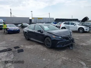 2021 Toyota Camry SE z VIN 4T1G11BK7MU037007, wystawiony jako IAAI lot #42022364 z przebiegiem 57 648 mil mil oraz . Historia ofert i sprzedaży dostępna na DreamBid. Obrazek 1.