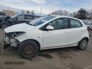 2011 Mazda 2 Sport z VIN JM1DE1HY0B0128048, wystawiony jako Copart lot #46728155 z przebiegiem 142 095 mil mil oraz Szkoda całkowita • Salvage title. Historia ofert i sprzedaży dostępna na DreamBid. Obrazek 1.