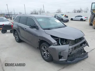 2018 Toyota Highlander LE z VIN 5TDZZRFH3JS251057, wystawiony jako IAAI lot #41623717 z przebiegiem 67 502 mil mil oraz . Historia ofert i sprzedaży dostępna na DreamBid. Obrazek 1.
