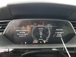 2022 Audi e-tron Premium Plus z VIN WA1LAAGE9NB010971, wystawiony jako Copart lot #51066514 z przebiegiem 26 885 mil mil oraz Szkoda całkowita • Salvage title. Historia ofert i sprzedaży dostępna na DreamBid. Obrazek 9.