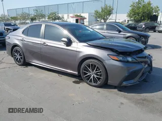 2022 Toyota Camry SE z VIN 4T1G11AK4NU643125, wystawiony jako IAAI lot #42288923 z przebiegiem 134 815 mil mil oraz . Historia ofert i sprzedaży dostępna na DreamBid. Obrazek 1.