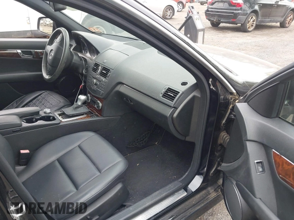 2009 Mercedes-Benz C 300 Sport z VIN WDDGF81X49R083504, wystawiony jako IAAI lot #42334397 z przebiegiem 98 913 mil mil oraz . Historia ofert i sprzedaży dostępna na DreamBid. Obrazek 5.