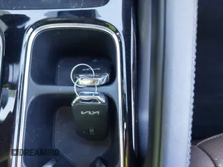 2022 Kia Telluride SX z VIN 5XYP5DHC0NG212114, wystawiony jako IAAI lot #42115082 z przebiegiem 67 071 mil mil oraz . Historia ofert i sprzedaży dostępna na DreamBid. Obrazek 11.