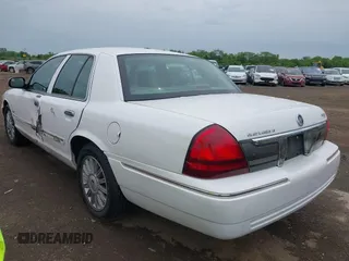 2010 Mercury Grand Marquis LS z VIN 2MEBM7FV0AX631065, wystawiony jako IAAI lot #42310115 z przebiegiem 67 110 mil mil oraz . Historia ofert i sprzedaży dostępna na DreamBid. Obrazek 3.