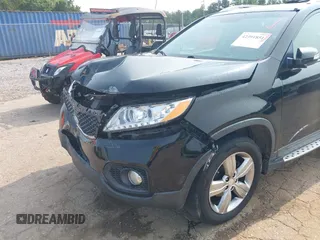 2013 Kia Sorento EX z VIN 5XYKU4A22DG364988, wystawiony jako IAAI lot #42391851 z przebiegiem 221 693 mil mil oraz . Historia ofert i sprzedaży dostępna na DreamBid. Obrazek 18.