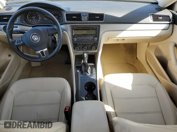 2014 Volkswagen Passat Wolfsburg Edition z VIN 1VWAT7A32EC036093, wystawiony jako Copart lot #52129185 z przebiegiem 106 949 mil mil oraz Szkoda całkowita • Salvage title. Historia ofert i sprzedaży dostępna na DreamBid. Obrazek 8.