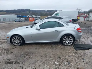 2005 Mercedes-Benz SLK 230/320 z VIN WDBWK56FX5F075529, wystawiony jako IAAI lot #41535391 z przebiegiem 104 792 mil mil oraz . Historia ofert i sprzedaży dostępna na DreamBid. Obrazek 14.
