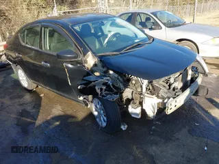 2017 Nissan Versa S Plus z VIN 3N1CN7AP9HL905907, wystawiony jako IAAI lot #41452339 z przebiegiem 106 920 mil mil oraz . Historia ofert i sprzedaży dostępna na DreamBid. Obrazek 1.