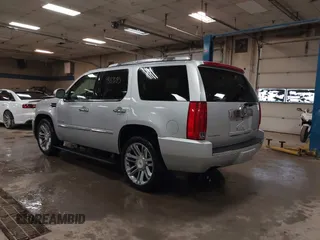 2014 Cadillac Escalade Platinum z VIN 1GYS4DEF4ER220739, wystawiony jako IAAI lot #41887685 z przebiegiem 150 067 mil mil oraz . Historia ofert i sprzedaży dostępna na DreamBid. Obrazek 3.