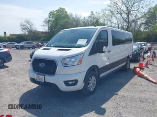 2021 Ford Transit Passenger XL z VIN 1FBAX2Y84MKA14973, wystawiony jako IAAI lot #42149017 z przebiegiem 105 171 mil mil oraz . Historia ofert i sprzedaży dostępna na DreamBid. Obrazek 2.