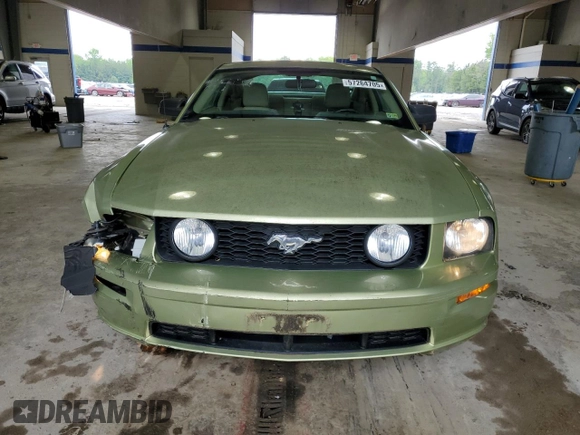 2005 Ford Mustang GT Deluxe z VIN 1ZVFT82H955226208, wystawiony jako Copart lot #57264705 z przebiegiem 36 462 mil mil oraz Szkoda całkowita • Salvage title. Historia ofert i sprzedaży dostępna na DreamBid. Obrazek 5.