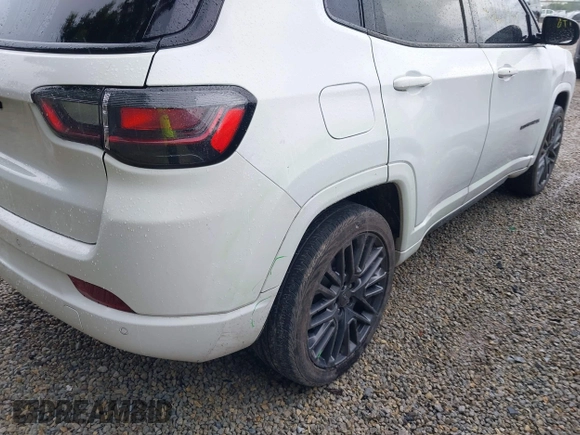 2023 Jeep Compass (RED) Edition z VIN 3C4NJDCN0PT524005, wystawiony jako IAAI lot #42628948 z przebiegiem 34 737 mil mil oraz . Historia ofert i sprzedaży dostępna na DreamBid. Obrazek 17.