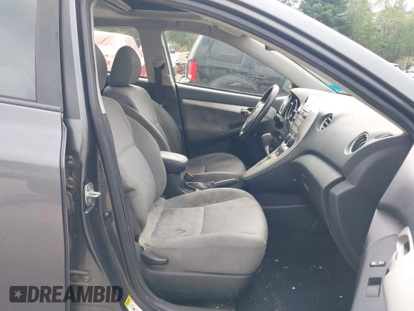 2010 Toyota Matrix S z VIN 2T1KE4EE3AC037850, wystawiony jako IAAI lot #42551754 z przebiegiem 206 353 mil mil oraz . Historia ofert i sprzedaży dostępna na DreamBid. Obrazek 5.
