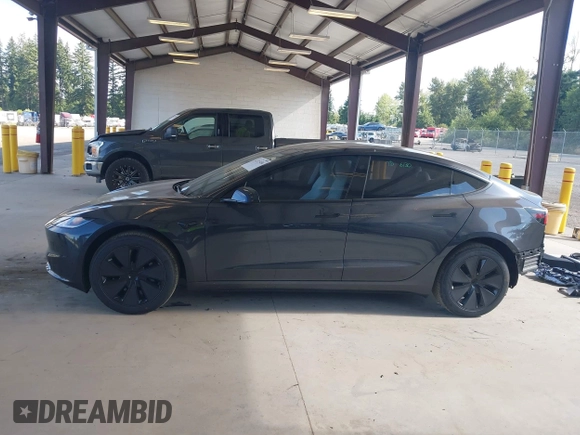 2025 Tesla Model 3 Long Range z VIN 5YJ3E1EA6SF990792, wystawiony jako IAAI lot #42713456 z przebiegiem 1 038 mil mil oraz . Historia ofert i sprzedaży dostępna na DreamBid. Obrazek 15.