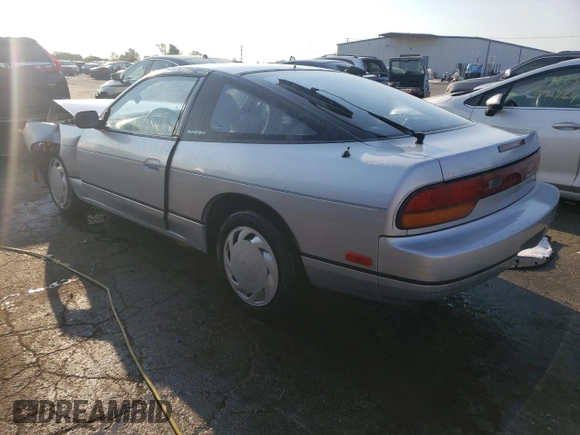 1990 Nissan 240SX z VIN JN1HS36P0LW121487, wystawiony jako Copart lot #70670904 z przebiegiem 123 794 mil mil oraz Szkody całkowita. Historia ofert i sprzedaży dostępna na DreamBid. Obrazek 2.