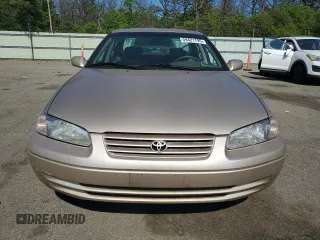 1998 Toyota Camry LE z VIN JT2BG22K8W0192431, wystawiony jako Copart lot #59421795 z przebiegiem 63 232 mil mil oraz Czysty tytuł • Clean title. Historia ofert i sprzedaży dostępna na DreamBid. Obrazek 5.