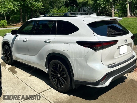 2024 Toyota Highlander LE z VIN 5TDKDRAH7RS534676, wystawiony jako Copart lot #57361405 z przebiegiem 11 321 mil mil oraz Czysty tytuł • Clean title. Historia ofert i sprzedaży dostępna na DreamBid. Obrazek 3.