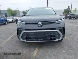 2025 Volkswagen Taos z VIN 3VVSC7B22SM011056, wystawiony jako IAAI lot #41889662 z przebiegiem 75 mil mil oraz . Historia ofert i sprzedaży dostępna na DreamBid. Obrazek 6.