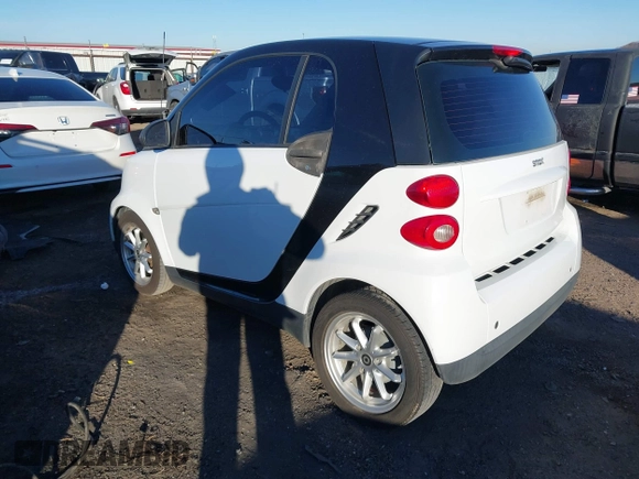 2009 Smart fortwo Pure z VIN WMEEJ31X99K292492, wystawiony jako IAAI lot #41029051 z przebiegiem 57 741 mil mil oraz . Historia ofert i sprzedaży dostępna na DreamBid. Obrazek 3.
