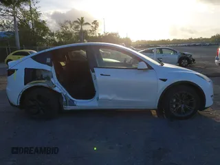 2024 Tesla Model Y Long Range z VIN 7SAYGDEE9RA291266, wystawiony jako IAAI lot #41956682 z przebiegiem 17 066 mil mil oraz . Historia ofert i sprzedaży dostępna na DreamBid. Obrazek 13.