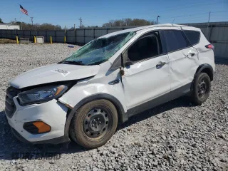 2018 Ford Escape S z VIN 1FMCU0F70JUB72024, wystawiony jako Copart lot #49435525 z przebiegiem 97 421 mil mil oraz Szkoda całkowita • Salvage title. Historia ofert i sprzedaży dostępna na DreamBid. Obrazek 1.