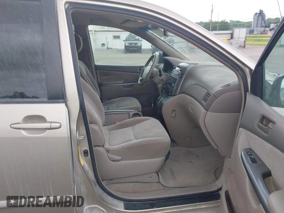 2006 Toyota Sienna CE z VIN 5TDZA23C16S491786, wystawiony jako IAAI lot #42510325 z przebiegiem 318 053 mil mil oraz . Historia ofert i sprzedaży dostępna na DreamBid. Obrazek 5.