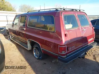 1989 GMC Suburban z VIN 1GKEV16K7KF515717, wystawiony jako IAAI lot #41853503 z przebiegiem 81 034 mil mil oraz . Historia ofert i sprzedaży dostępna na DreamBid. Obrazek 3.
