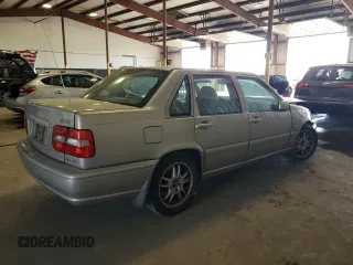 2000 Volvo S70 z VIN YV1LS56D5Y2653853, wystawiony jako Copart lot #75945864 z przebiegiem 226 988 mil mil oraz Szkody całkowita. Historia ofert i sprzedaży dostępna na DreamBid. Obrazek 3.