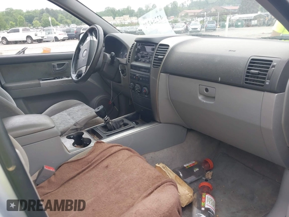 2006 Kia Sorento LX z VIN KNDJD733265628581, wystawiony jako IAAI lot #42254270 z przebiegiem 187 286 mil mil oraz . Historia ofert i sprzedaży dostępna na DreamBid. Obrazek 5.