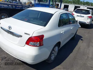 2009 Toyota Yaris z VIN JTDBT903994054689, wystawiony jako IAAI lot #39914448 z przebiegiem 138 255 mil mil oraz . Historia ofert i sprzedaży dostępna na DreamBid. Obrazek 4.