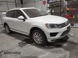 2016 Volkswagen Touareg Sport z VIN WVGEF9BP2GD010630, wystawiony jako IAAI lot #41837326 z przebiegiem 178 640 mil mil oraz . Historia ofert i sprzedaży dostępna na DreamBid. Obrazek 1.