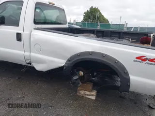 2008 Ford F-250 XL z VIN 1FTSF21RX8EE28091, wystawiony jako IAAI lot #41854496 z przebiegiem 221 483 mil mil oraz . Historia ofert i sprzedaży dostępna na DreamBid. Obrazek 6.