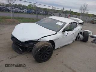 2017 Tesla Model S 100D z VIN 5YJSA1E24HF195488, wystawiony jako IAAI lot #42073744 z przebiegiem 108 577 mil mil oraz . Historia ofert i sprzedaży dostępna na DreamBid. Obrazek 18.