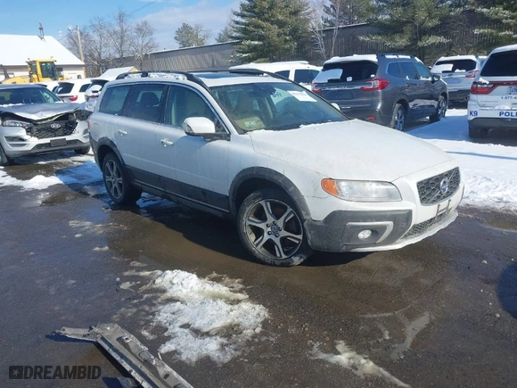 2015 Volvo XC70 T6 with VIN YV4902NK3F1206992, listed as a IAAI auction lot 41433258 with 137,794 mi miles. Bid and sale history available at carsss.com. Image 1.